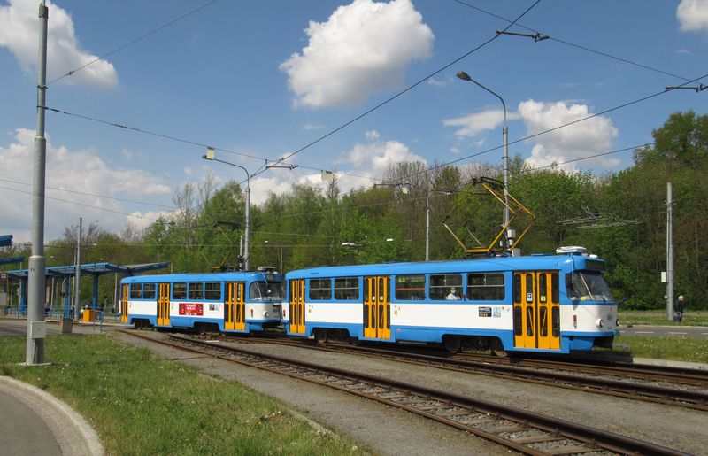 Tramvaje T3 v rùzných podobách a stupních modernizace mùžete potkat v Ostravì celkem èasto. Zde v terminálu Hraneèník souprava tramvají T3G, které vznikly v roce 1997 oficiálnì jako rekonstrukce tramvají T2.