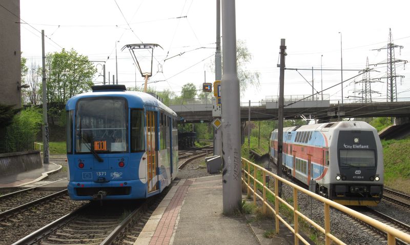 Zástupce nejnovìjší 16kusové série tramvají Vario LFR.S z let 2013-4 v zastávce Rodinná ve spoleènosti CityElefantu projíždìjícího na trati z Ostravy do Havíøova a Èeského Tìšína.