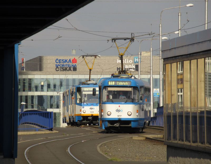 Dalším zpùsobem modernizace starých tramvají T3 byla rekonstrukce na typ T3R.P, konkrétnì tato tramvaj byla takto modernizována v roce 2000. Pøed zastávkou Námìstí Republiky ji stíhá zjednosmìrnìná tramvaj KT8D5R.N1.