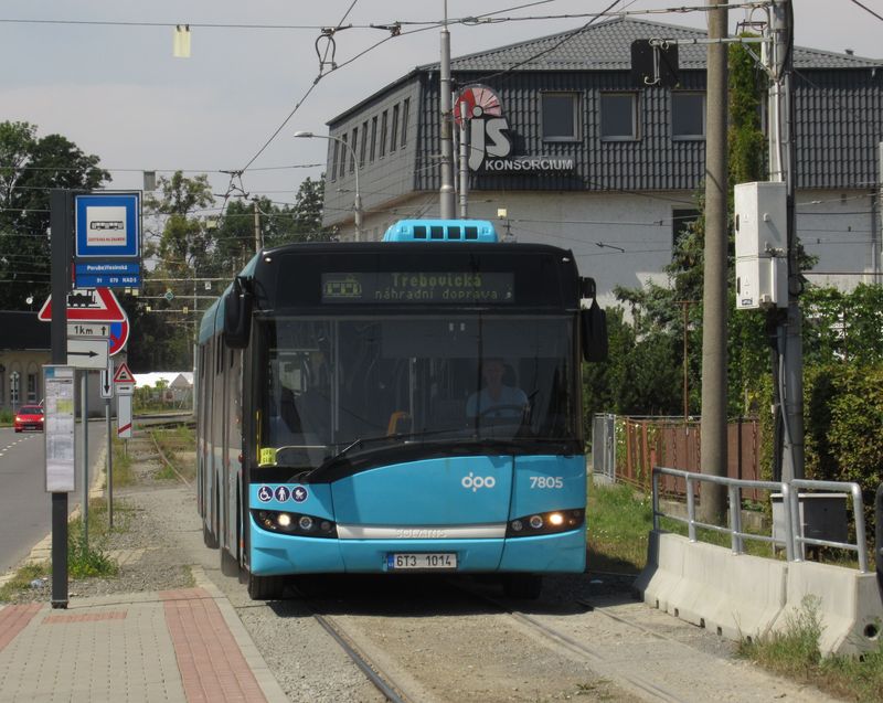Jeden z posledních naftových kloubových autobusù na lince náhradní dopravy za tramvaje, která zastupovala elektrickou trakci odtud ze smyèky Vøesinská až do Poruby. Tramvaje v létì nejezdily ani na navazující pøímìstské trati do Zátiší.