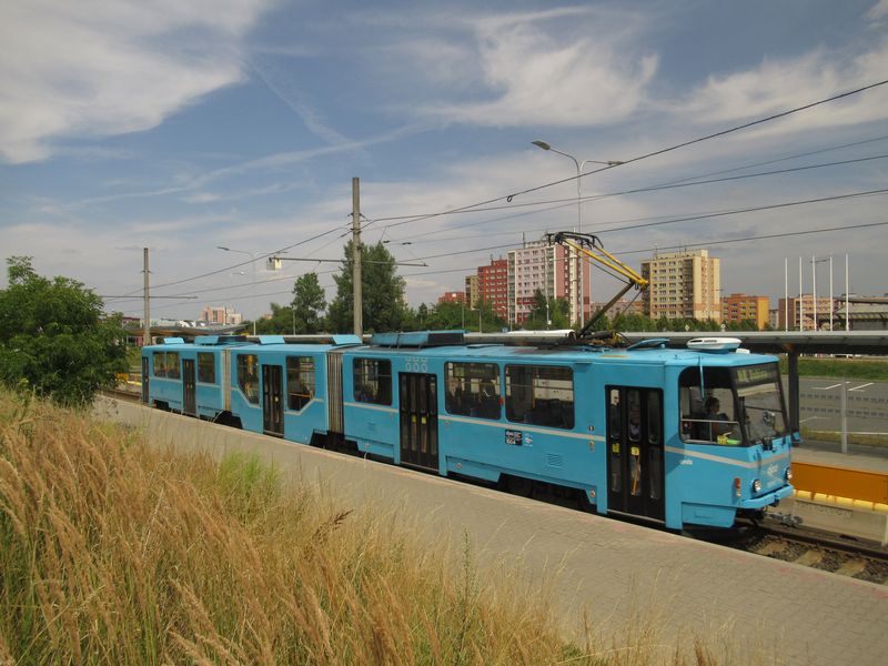 Jedna z 15 zjednosmìrnìných tramvají KT8D5R.N1 na koneèné Dubina na jižním okraji Ostravy. 4 z nich už dostaly nový ostravský nátìr, nicménì dlouhodobì už se s nimi nepoèítá a DPO nyní vypsal tendr na dodávku až 25 velkokapacitních tramvají, které by je mìly v pøíštích letech nahradit.