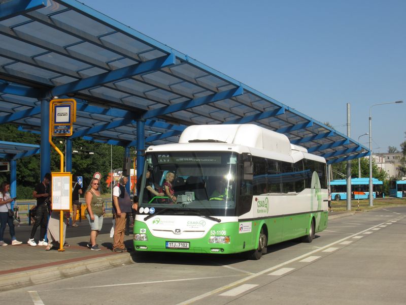 Jeden z 27 plynových SORù dopravce ÈSAD Karviná na pøímìstské lince v terminálu Hraneèník, odkud jezdí autobusy hlavnì smìr Havíøov a Orlová.