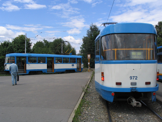Pøestup z ostravských travajových linek v obratišti Vøesinská na samostatnou linku 5 do Zátiší - její odjezdy jsou stále øízeny výpravèím.