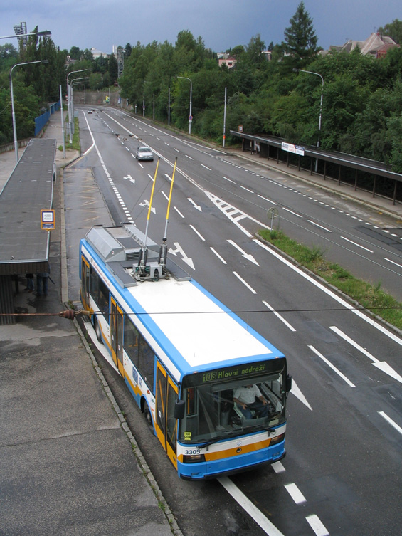 Kolem stadionu Bazaly stoupají trolejbusy k dolu Petr Bezruè.