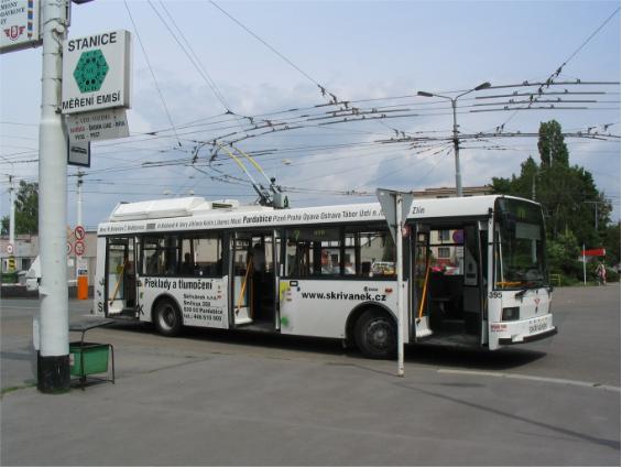 Jeden z nejnovìjších pardubických trolejbusù pøed branami vozovny Dukla.