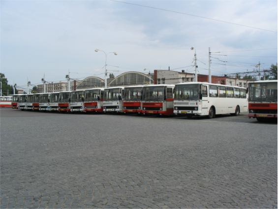 Starší vysokopodlažní autobusy ve vozovnì Dukla. Vypravovány jsou hlavnì ve špièkách tøeba na výpomocné spoje.