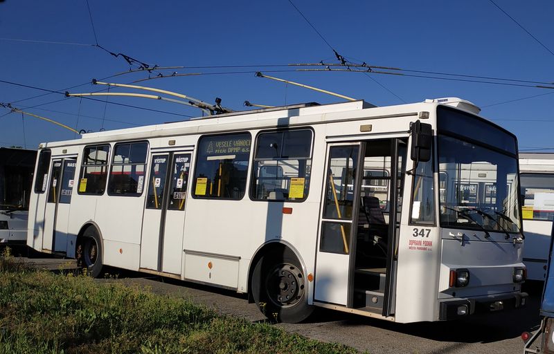 V areálu vozovny Dukla postává ještì nìkolik provozuschopných trolejbusù Škoda 14Tr, používaných však již pouze pøi zvláštních pøíležitostech. Tento vùz pochází z roku 1991.