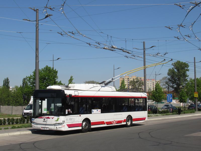 Z 20 trolejbusù s karoserií Solaris jich je 10 ve dvanáctimetrovém provedení. Dodány byly v letech 2012-4. Zatímco Hradec Králové pojmenovává své trolejbusy po pohádkových postavièkách, v Pardubicích jsou takto zvìèòováni slavní zvíøecí vítìzové Velké Pardubické.