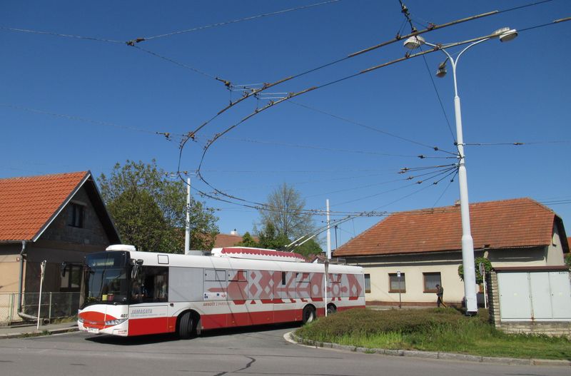 Trolejbusový patnáctimetr na obratišti linky 3 v Lázních Bohdaneè. Na území Pardubic jsou zkrácené spoje oznaèeny jako 33. Souhrnný interval ve špièce je v Pardubicích 7,5 minuty.