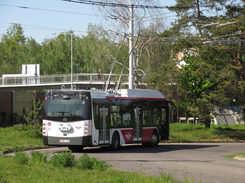 Jeden z pìtice nejnovìjších trolejbusù Škoda 32Tr na severní koneèní páteøní linky 13 v Ohrazenicích. Na rozdíl od pøedchozí dodávky bateriových trolejbusù tyto samostatnì bez trolejí jet nemohou.