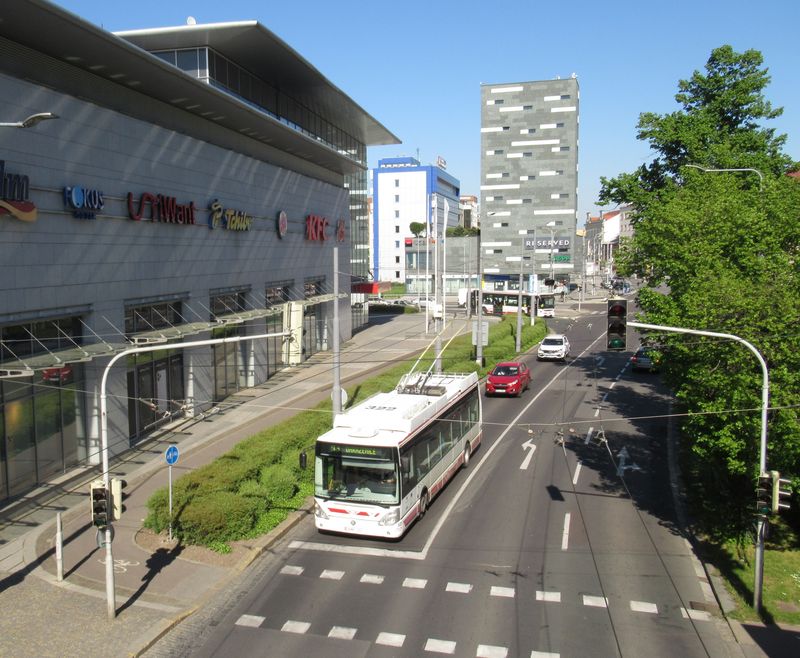 V letech 2006-7 bylo dodáno 6 trolejbusù s karoserií Citelis. Jede z nich projíždí po hlavní spojovací Palackého tøídì z centra k Hlavnímu nádraží kolem nového obchodního centra Atrium.