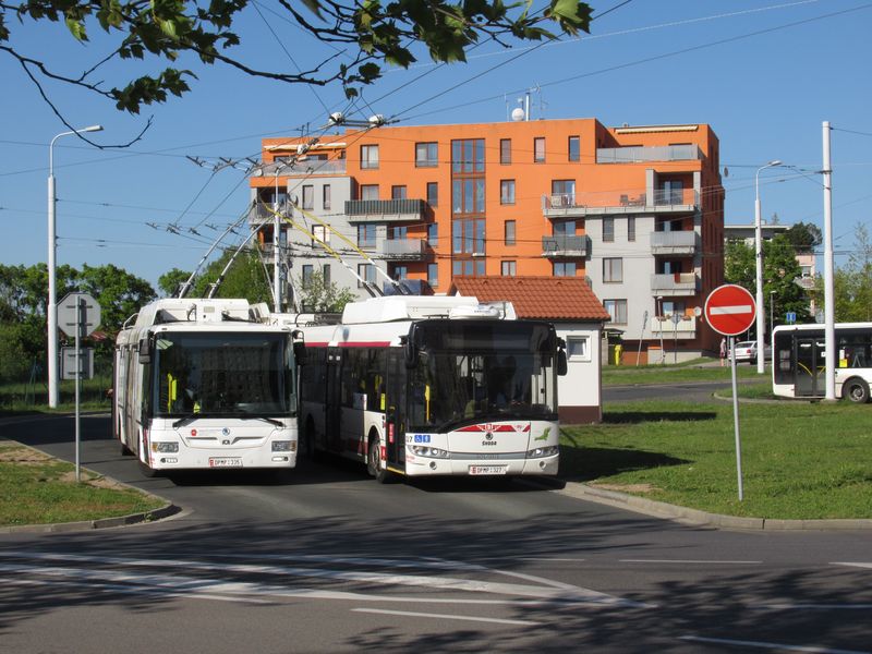 Aè s rùznými karoseriemi, oba trolejbusy jsou znaèky Škoda. V souèasné dobì tu jezdí 5 typù trolejbusù s karoseriemi od 3 rùzných výrobcù (nepoèítáme-li již témìø historické 14Tr a 21Tr). Zde na koneèné Dubina, sever.