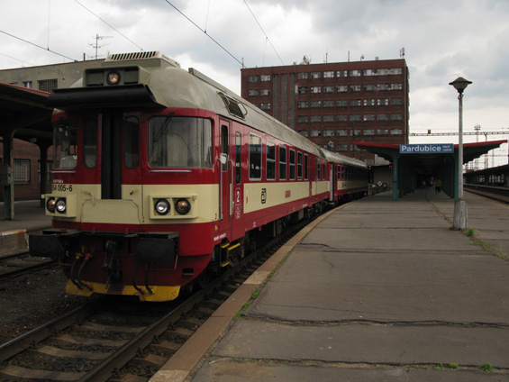 Rychlík smìrem na severozápad na Hlavním nádraží v podání motorových vozù øady 854. Vlaky jsou základem zdejšího IDS.