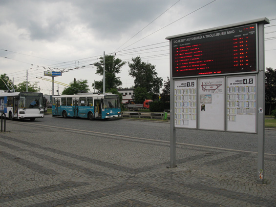 Velkoplošný informaèní panel u hlavního vlakového nádraží. Kromì ètyø trolejbusových linek tu má koneènou také øada mìstských autobusù.