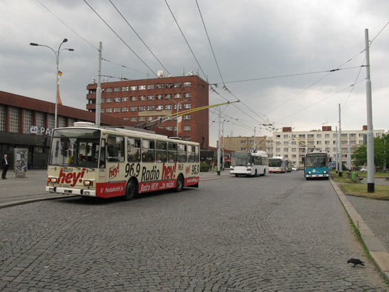 Velká dláždìná plocha pøed Hlavním nádražím. Nejstarší vozy 14Tr stále tvoøí velkou èást vozového parku trolejbusù. Všechny však prošly rekonstrukcí.