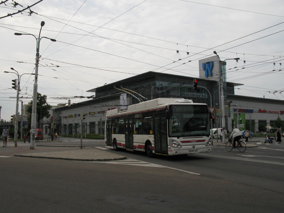 V letech 2006-2007 nakoupily Pardubice 6 trolejbusù Škoda 24Tr v nových barvách DP - èervené a bílé. Linka 21 jezdí jen ve špièkách v intervalu 60 minut.