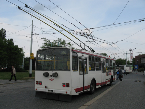 U Hlavního nádraží konèí jako jediná trolejbusová linka 3 z Lázní Bohdaneè.