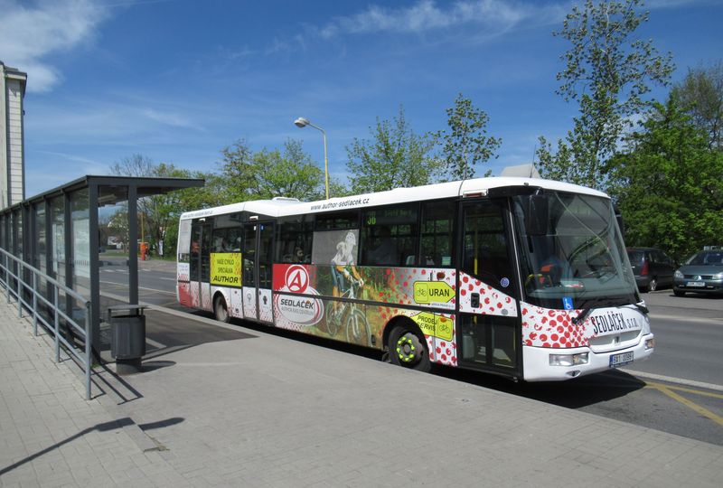 SOR BN12 z roku 2006 pod novým autobusovým nádražím. V rámci pøíbramské MHD je z 26 vozidel 10 nízkopodlažních. Vìtšina autobusù je obleèena do celovozové reklamy. Linka 3 je polokružní, ve špièkách jede každých 30 minut, varianta po smìru hodinových ruèièek je oznaèena písmenem A, protismìrná písmenem B.