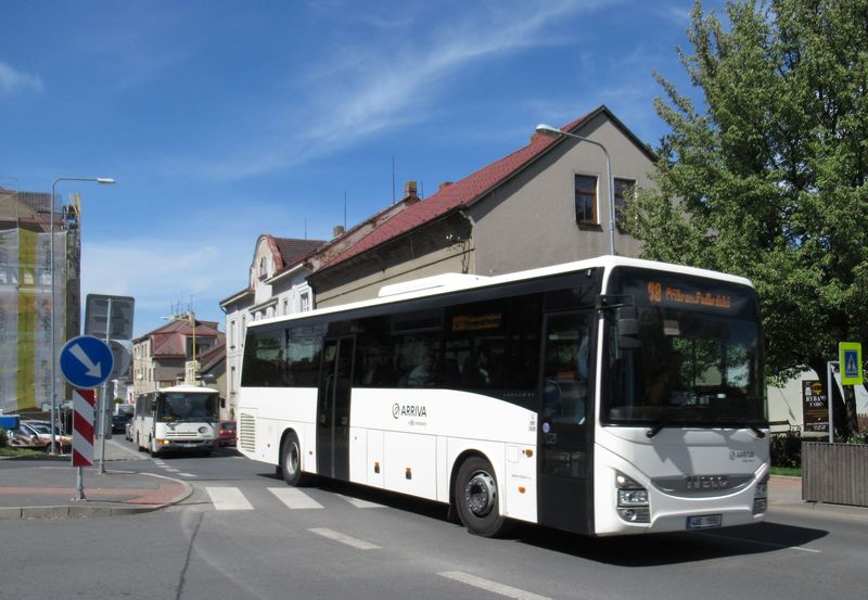 Na linkách mezi Prahou a Pøíbramí se oba dopravci Arriva snaží nasazovat ty nejkvalitnìjší autobusy. Jedním z nich je také pùvodnì pøedvádìcí Crossway nejnovìjší generace z roku 2014. Výhodou pražských linek je, že pøímo obsluhují také velká sídlištì na jihu Pøíbrami.