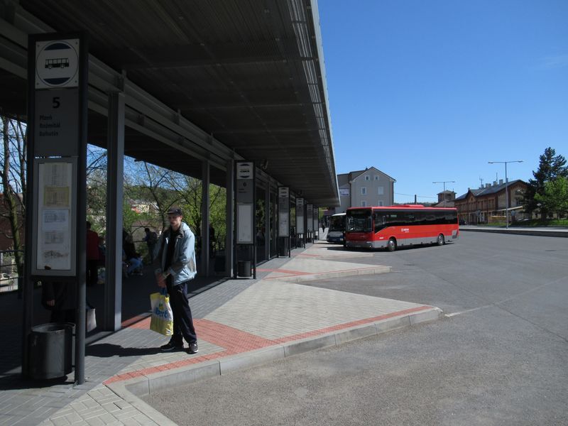 V roce 2010 bylo otevøeno nové autobusové nádraží s pilovitým uspoøádáním nástupiš� i moderní odbavovací halou. Tedy rok po rozšíøení Støedoèeské integrované dopravy na celé Pøíbramsko i po významné reorganizaci pøíbramské MHD.