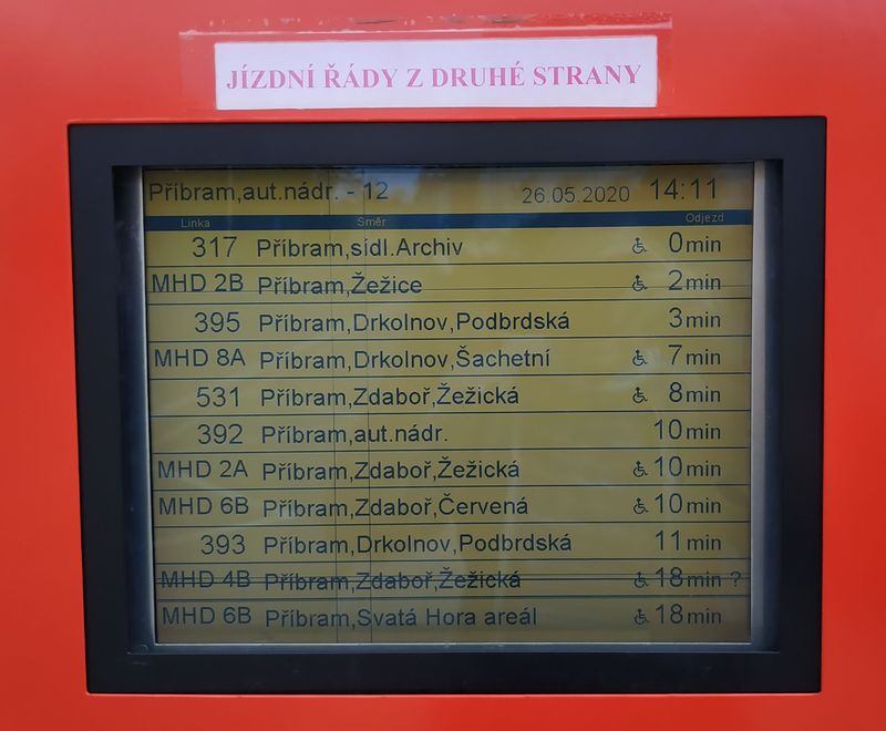Detail elektronického displeje na oznaèníku u autobusového nádraží s aktuálními odjezdy jak mìstských, tak regionálních linek.