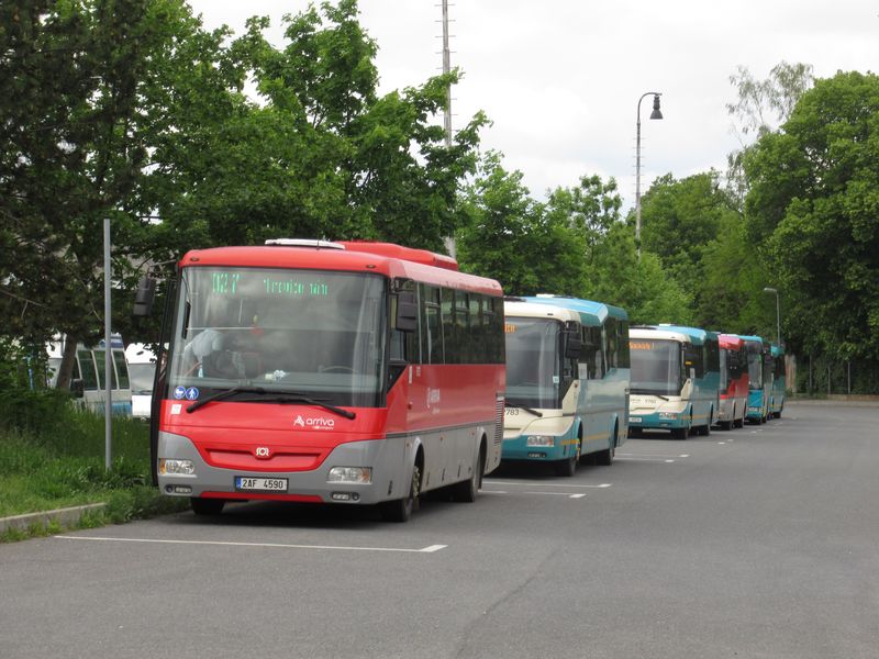 Regionální autobusy pøíbramské Arrivy èekají na svùj výkon na Autobusovém nádraží. V poslední dobì pøišlo do Pøíbrami také nìkolik ojetých SORù z Moravy, kde byla Arriva neúspìšná v krajských soutìžích. Díky tomu jezdí na Pøíbramsku více nízkopodlažních spojù.