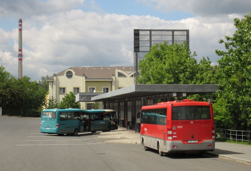 Autobusové nádraží v Pøíbrami slaví v této podobì už 10 let existence. Èervená SORka na novì integrované lince 511 vyèkává na odjezd do okolních obcí, které byly kdysi obsluhovány také místní MHD.