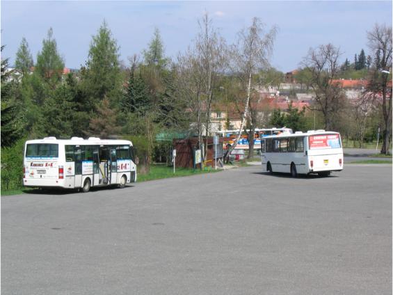 Odpoèívající autobusy linek 2 a 8 na parkovišti pod Svatou Horou.