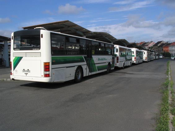 Dopolední CAN Plzeò v obležení autobusù zdejšího nejvìtšího dopravce.