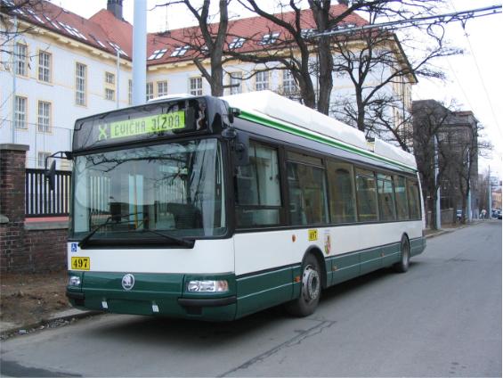 První plzeòský trolejbus Škoda 24 Tr pøed vozovnou.