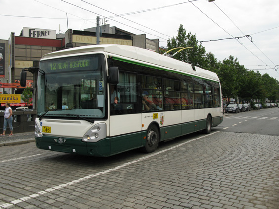 Nový trolejbus Škoda 24Tr se blíží k Americké tøídì.