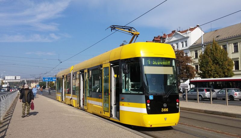 Na tøíèlánkové tramvaje Astra velikostnì navázaly 4 tyto obousmìrné tramvaje Vario. Dvì byly vyrobeny v roce 2013, další dvì v roce 2014. Všechny vozy jsou již upraveny pro možné spøažení se sólo vozy Vario na linku 4. Zatím se ale o takové kombinaci v bìžném provozu neuvažuje.