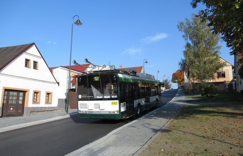 Èerstvì zrekonstruovaná Letkovská ulice na kraji Božkova, po které stoupá trolejbus linky 12 do jejího pøímìstského úseku do obce Letkov, kam už troleje nevedou.