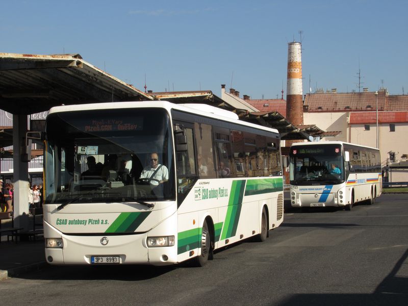 Plzeòský kraj pøipravuje výbìrová øízení na provozování autobusových linek v celém Plzeòském kraji, dosavadní majoritní dopravce ÈSAD Autobusy Plzeò tak nemá budoucnost zdaleka jistou. Zde ve spoleènosti patnáctimetrového Arese karlovarského DP na centrálním autobusovém nádraží.