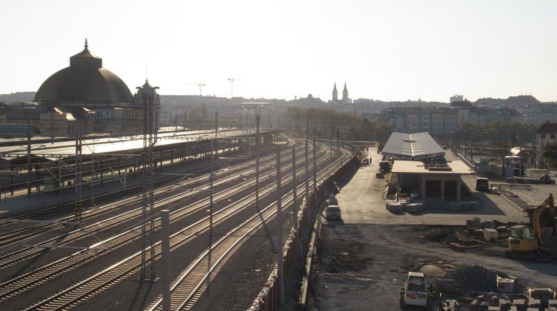 Severnì od hlavního nádraží vzniká nové autobusové nádraží, které se pøipravuje na otevøení v prosinci 2018. Zároveò dojde mezi Plzní a Rokycany k otevøení nejdelšího železnièního tunelu v ÈR, který zkrátí cestu mezi Plzní a Rokycany až na 11 minut.
