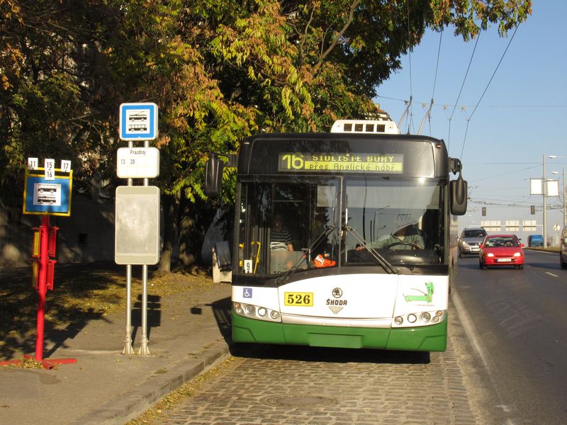 Odklonìná páteøní linka 16 kvùli výluce u hlavního nádraží. Z kloubových trolejbusù je 16 s karoserií Solaris a 5 s karoserií Citybus. Nejnovìjší kloubový trolejbus je z roku 2012. V roce 2018 byly dodány dva standardní trolejbusy Škoda 26Tr s karoserií Solaris.