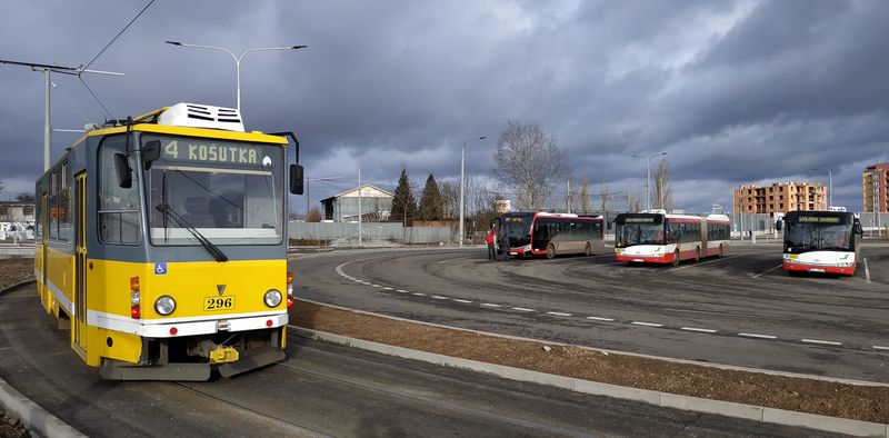 Na novém terminálu Bory je kromì poloviny spojù tramvajové linky 4 ukonèeno také nìkolik autobusových linek vèetnì páteøní tangenciální linky 30.