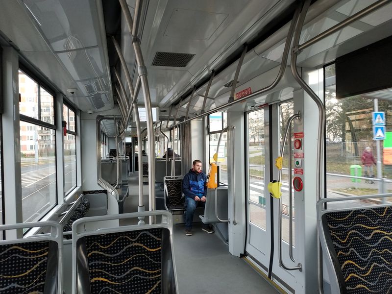 Nízkopodlažní interiér nové tramvaje EVO2. Oproti podobnì koncipovaným Variím mají mnohem vyšší podíl nízké podlahy a pøíènì uspoøádané sezení.
