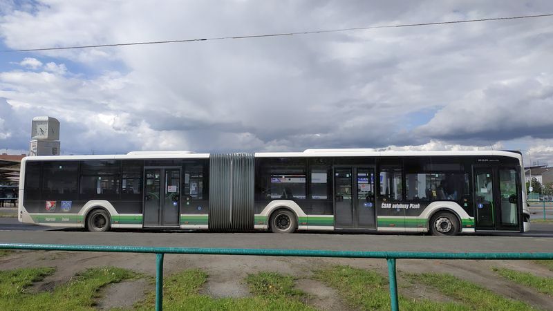 Jeden ze dvou nových kloubových MANù ÈSAD Autobusy Plzeò na koneèné linky 55 na centrálním autobusovém nádraží. Linky 55, 66 a N55 spolufinancují jednotlivé obce na trase, platí na nich speciální tarif i pøedplatní jízdné IDPK. Plzeòské ÈSAD bude tyto linky provozovat 10 let.