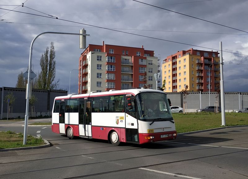 Poslední zástupce autobusù SOR B 9,5 z roku 2002 zachycený na terminálu Bory na nové lince 39 do lokality Výsluní, kam jezdí autobusy MHD teprve od záøí 2020. Pro tuto linku jezdící pouze ve špièkách všedních dnù byl zakoupen nový minibus Rošero, nicménì v dobì návštìvy zde jezdilo toto – pùvodnì koupila Plzeò 4 vozy SOR B 9,5.