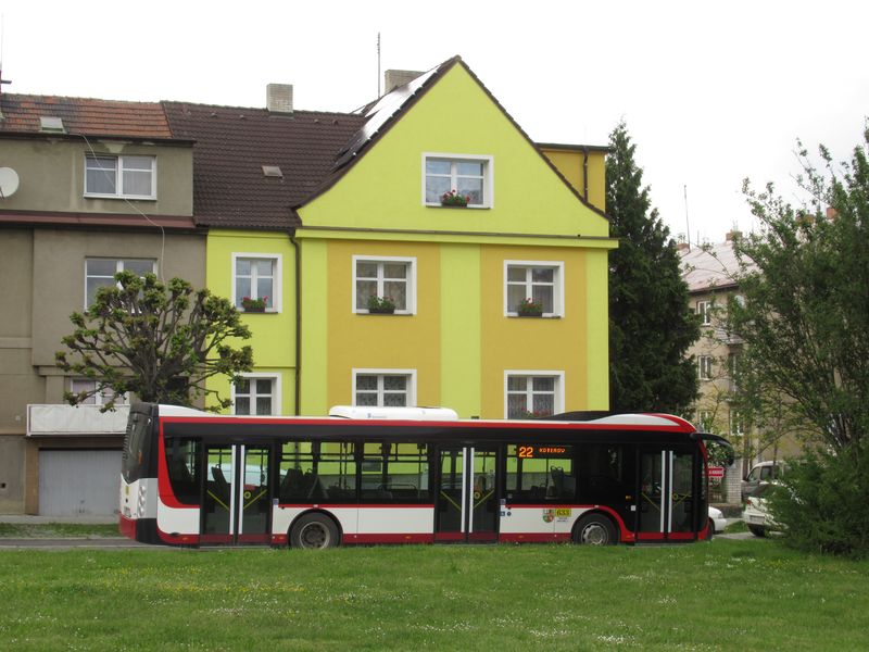Jeden z osmi standardních autobusù SOR NS12 dodaných v roce 2019 na koneèné linky 22 Slovany. Tato linka provozovaná pouze ve špièkách jezdí do Koterova, èást spojù pokraèuje ze Slovan k 8. bránì plzeòské Škodovky.