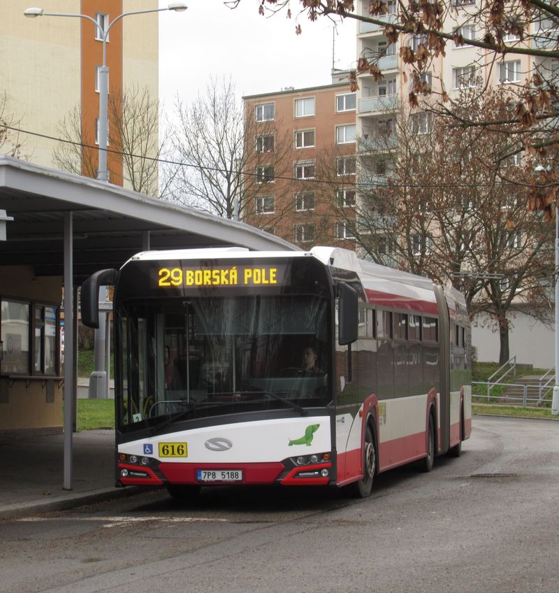 Na trolejbusové koneèné linky 16 na sídlišti Doubravka odpoèívá také autobusová linka 29 s jedním z kloubových Solarisù z roku 2019. Poslední dodávka tìchto vozù je z roku 2022, kdy bylo zakoupeno 5 autobusù. Na dalších 12 stejného typu má dopravní podnik opci do roku 2025.