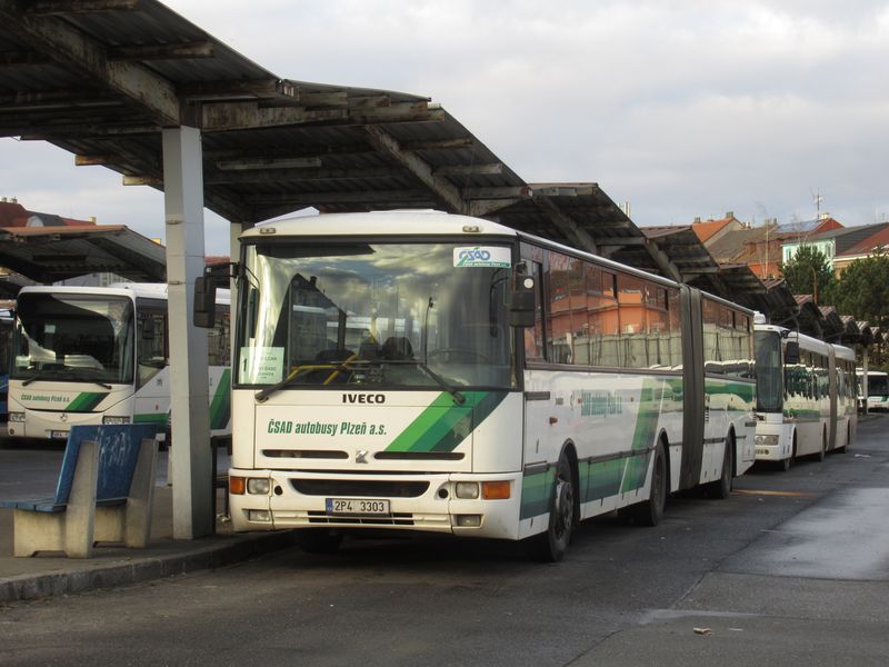 Na centrálním autobusovém nádraží v Plzni lze najít i tuto kloubovou Karosu. Dopravce ÈSAD Autobusy Plzeò má dva vozy tohoto typu a používá je už výhradnì na smluvní dopravu.