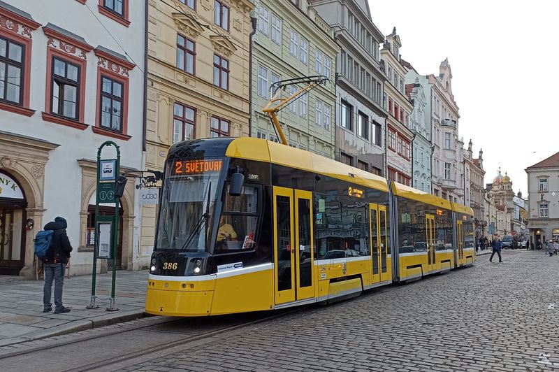 Nová tramvaj ForCity Smart se díky lince 2 podívá i na hlavní plzeòské námìstí Republiky. Díky novým tramvajím míøí Plzeò k plné bezbariérovosti MHD.