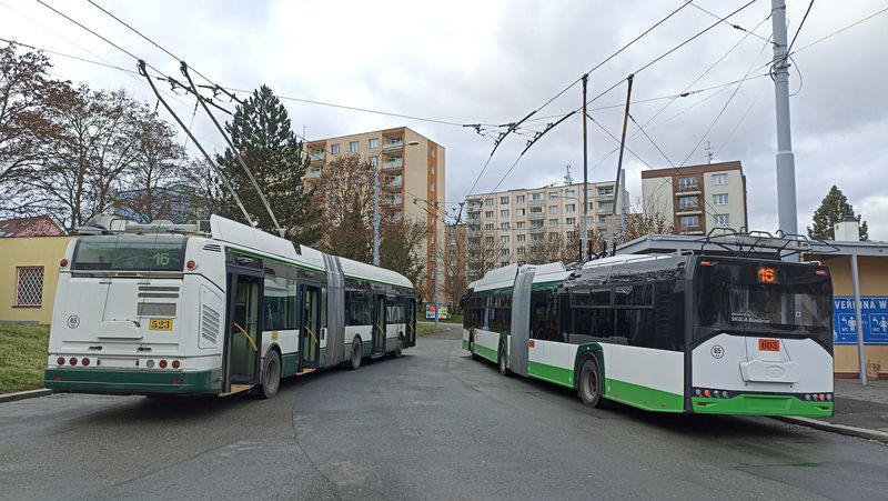 Na opaèném konci linky 16 na Doubravce se potkává nejstarší a nejnovìjší typ kloubových trolejbusù v Plzni, které od sebe dìlí 12 let.