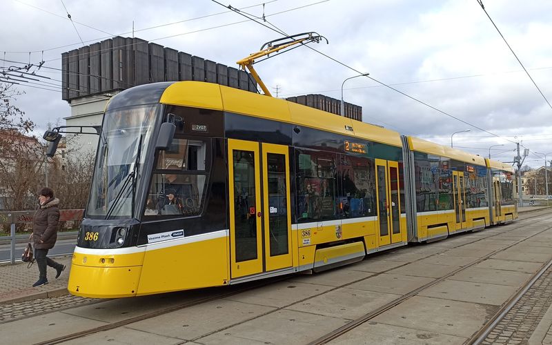 Nové tramvaje jezdí také na lince 2 ze Skvròan na Svìtovar. Zde v zastávce Hlavní nádraží. Po dodání dalších 10 objednaných tramvají v roce 2023 by mìly být postupnì vyøazovány vysokopodlažní vozy T3R.P.