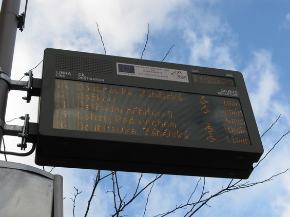 6 párù zastávek MHD v Plzni je novì vybaveno elektronickými panely s aktuálními odjezdy spojù vèetnì pøípadného zpoždìní.