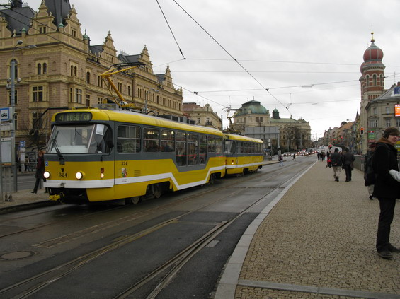 Modernizovaná tramvaj T3 s nízkopodlažním støedem v zastávce Sady Pìtatøicátníkù.