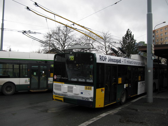 Kloubové trolejbusy jsou nakupovány také díky pøispìní EU. Trolejbusy v karoserii Solaris (Škoda 27Tr) už jezdí po Plzni v poètu 16 kusù.