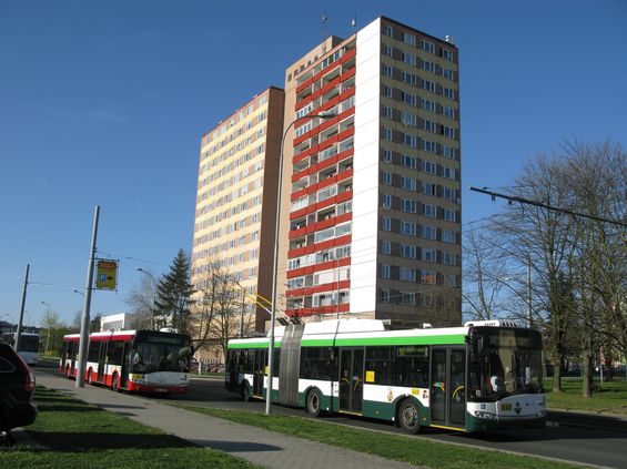 Sídlištì Bory na jihu Plznì je dobøe obslouženo jak páteøní trolejbusovou linkou 16, tak tangenciální linkou 30, která rováží cestující prakticky po celém obvodu Plznì.